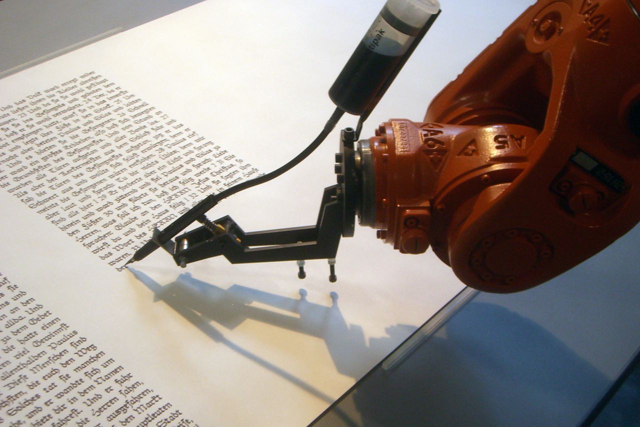 Un robot japonez a "scris" un scurt roman cu titlul "Ziua în care un computer scrie un roman"
