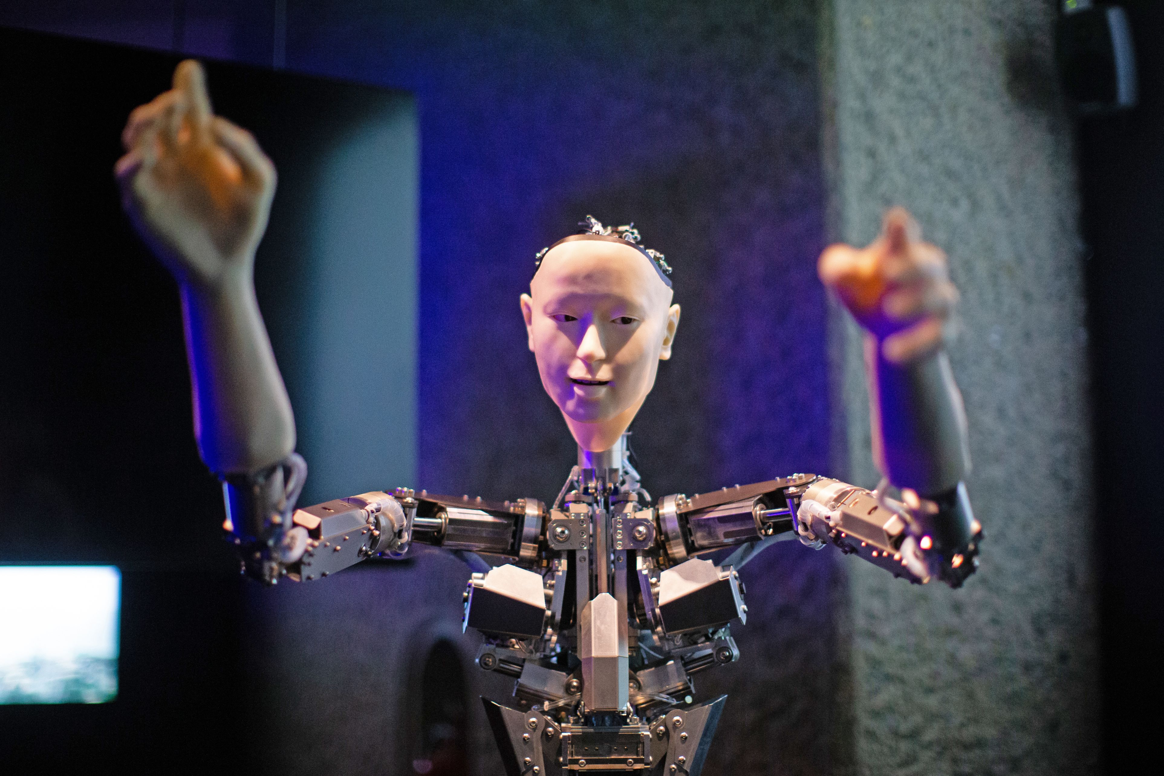 Roboticienii anunţă triumful roboţilor în lumea umană: Roboţii se vor purta ca oamenii şi chiar vor putea ajunge prietenii acestora 