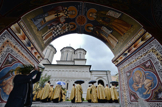 Aproape 8.000 de oameni au fost duminică la Patriarhie, să se închine la Moaştele Sf. Dimitrie 