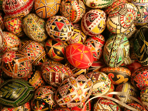 Tradiţii de Paşti: se ciocnesc ouă roşii sau vine Iepuraşul?