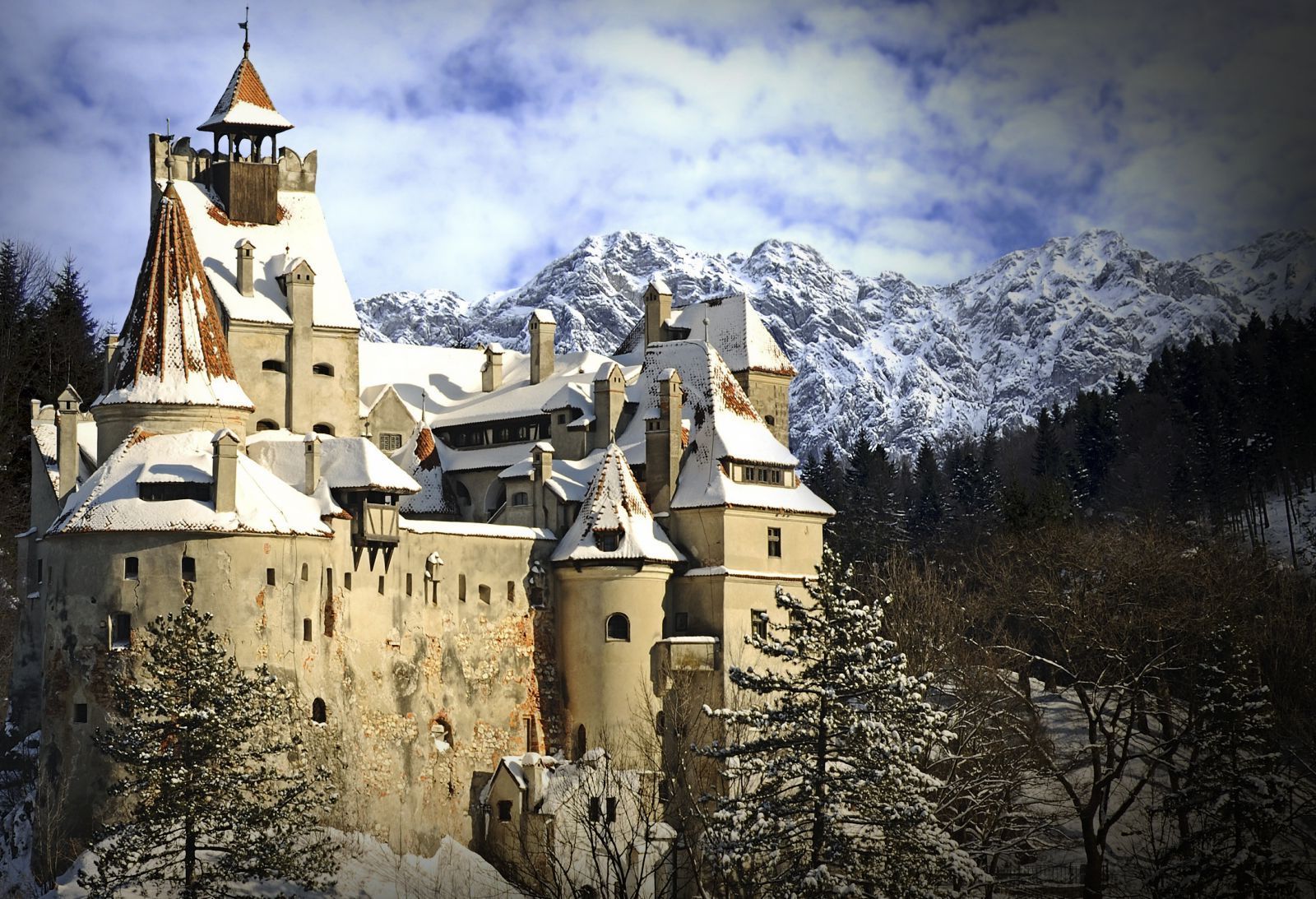 Daily Mail: Castelul Bran este o destinaţie fantastică pentru iubitorii de vampiri din întreaga lume