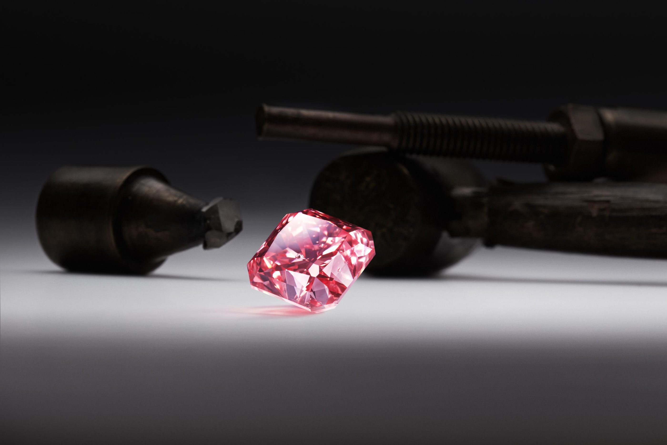 Un diamant roz a fost vândut cu aproape 18 mil.dolari în Hong Kong