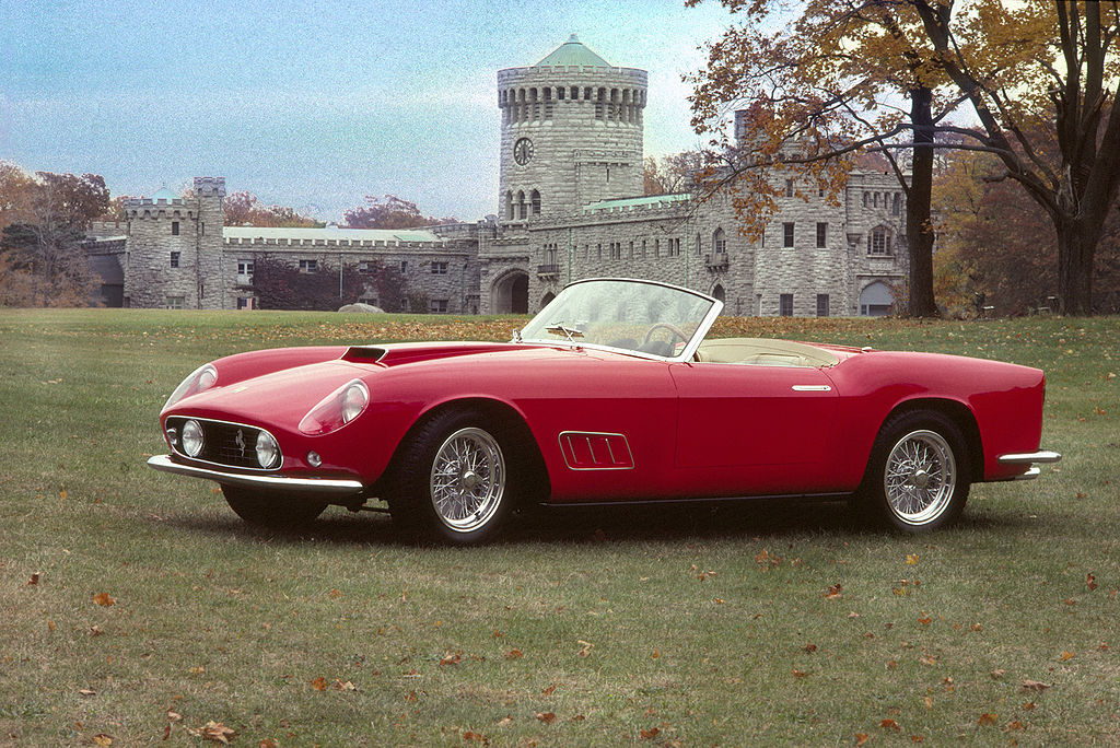 Un Ferrari care i-a aparţinut lui Alain Delon a fost vândut pentru 14,2 milioane de euro