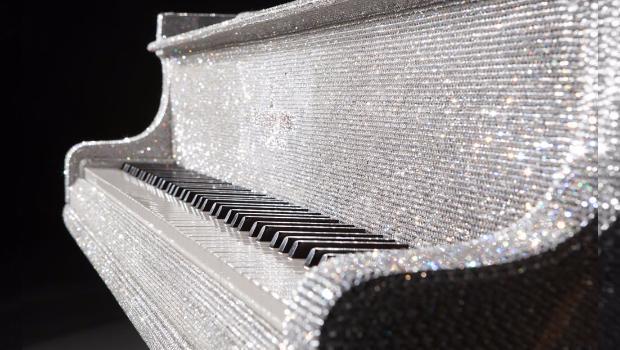 Un pian decorat cu o jumătate de milion de cristale Swarovski, vândut cu peste 600.000 de dolari
