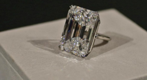 Un diamant despre care experţii spun că reprezintă "o definiţie a perfecţiunii" a fost vândut în doar 3 minute cu 22 mil. dolari. VIDEO