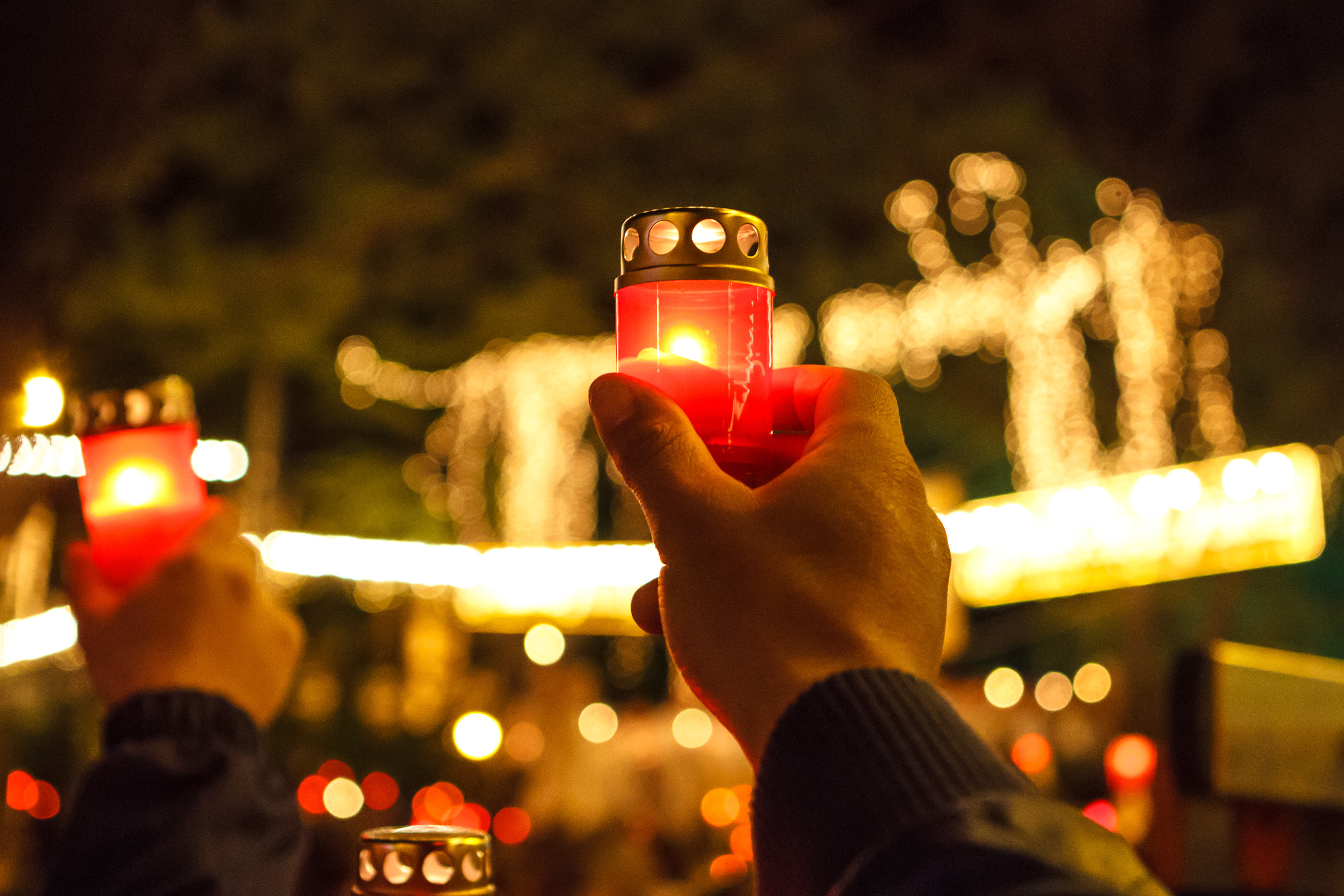 Peste 10.000 de lumânări vor fi aprinse, sâmbătă seară, în Parcul Carol din Capitală