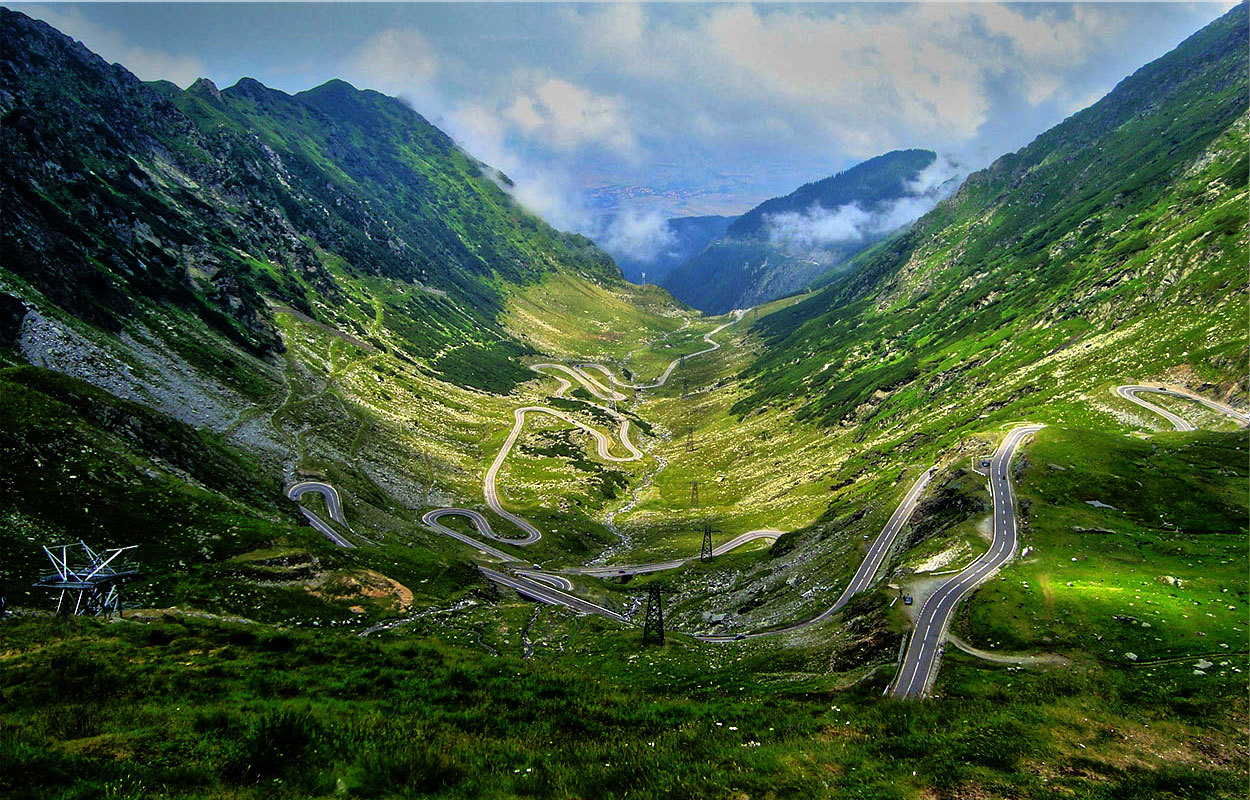 Transfăgărăşanul, printre cele mai frumoase destinaţii pentru vacanţe la volan din Europa