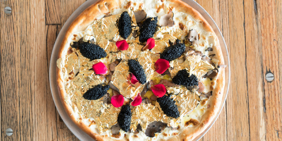 Pizza extravagantă de pe Wall Street care costă 2000 de dolari: Trufe franţuzeşti şi frunze de aur