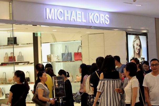 Este oficial: Michael Kors a cumpărat casa de modă Versace, într-un deal de aproape 2 miliarde de euro