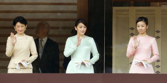 Prinţesa Ayako a Japoniei s-a căsătorit, luni, cu un om de rând şi a renunţat la titlul nobiliar
