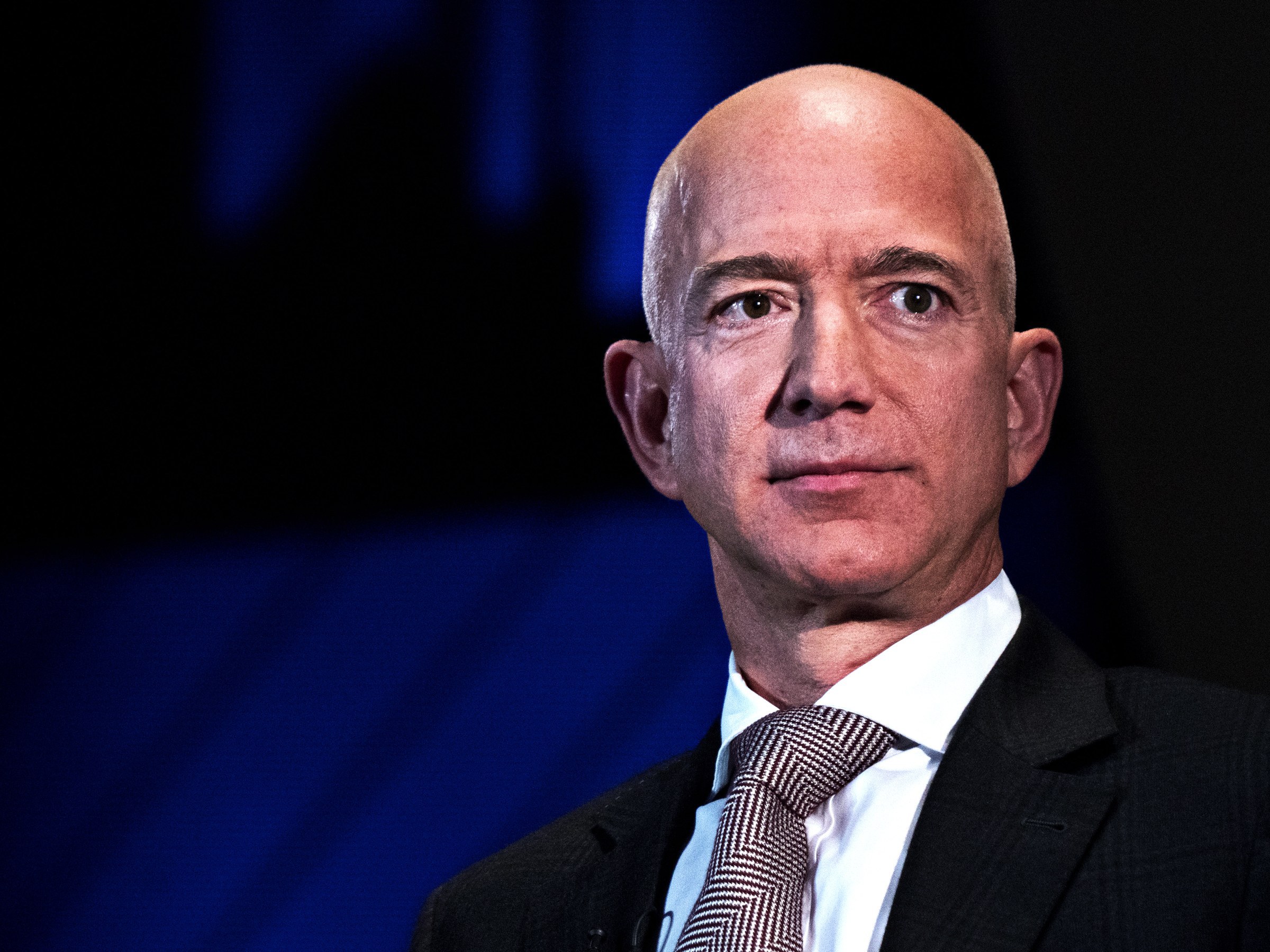 Jeff Bezos, cel mai bogat om din lume, îl acuză pe proprietarul tabloidului National Enquirer de şantaj, spunând că acesta l-a ameninţat că va face publice "fotografii intime"