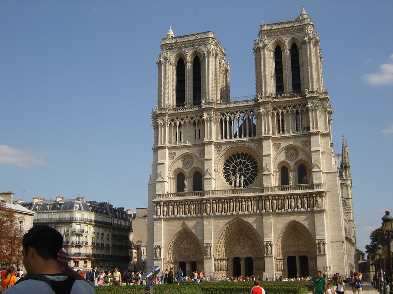 Esplanada din faţa catedralei Notre-Dame din Paris, redeschisă publicului