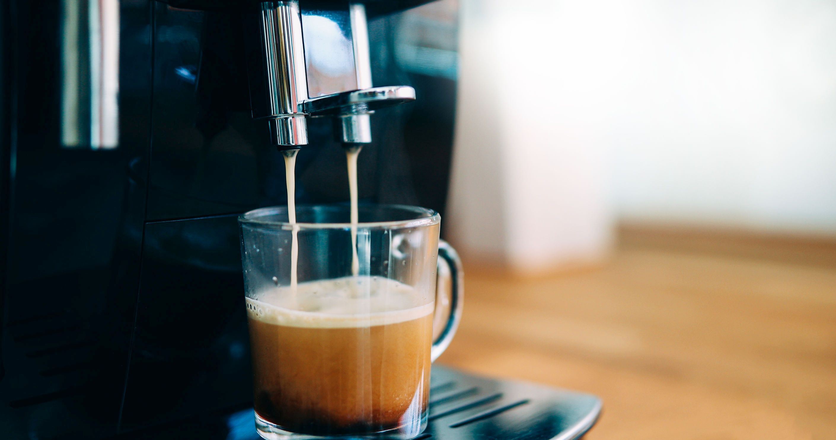 Studiu: Majoritatea aparatelor de cafea sunt pline de bacterii şi mucegai