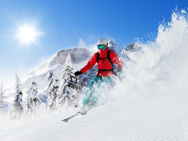 Omicron te lasă să schiezi în Europa. Regulile care se aplică în principalele staţiuni de schi