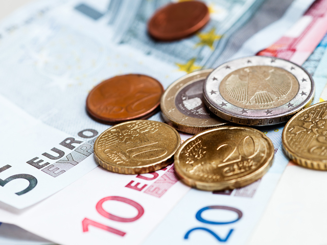 Euro se consolidează peste pragul de 4,5 lei