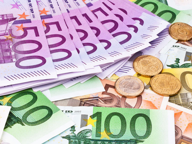 Euro rămâne aproape de 4,5 lei, iar presiunea pe dobânzi scade