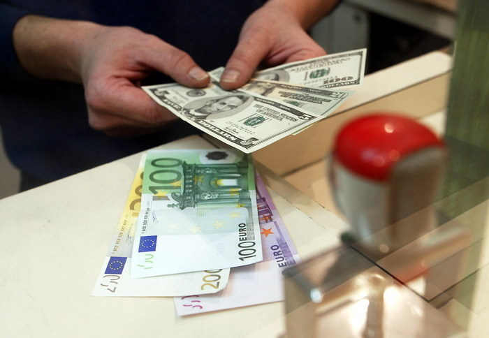 Euro rămâne sub pragul de 4,4 lei/euro pentru a cincea şedinţă de tranzacţionare la rând