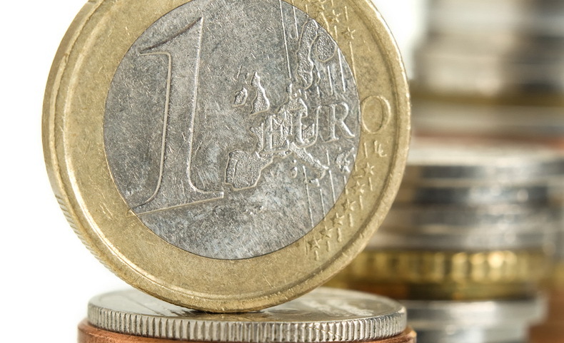 Euro forţează revenirea peste pragul de 4,4 lei