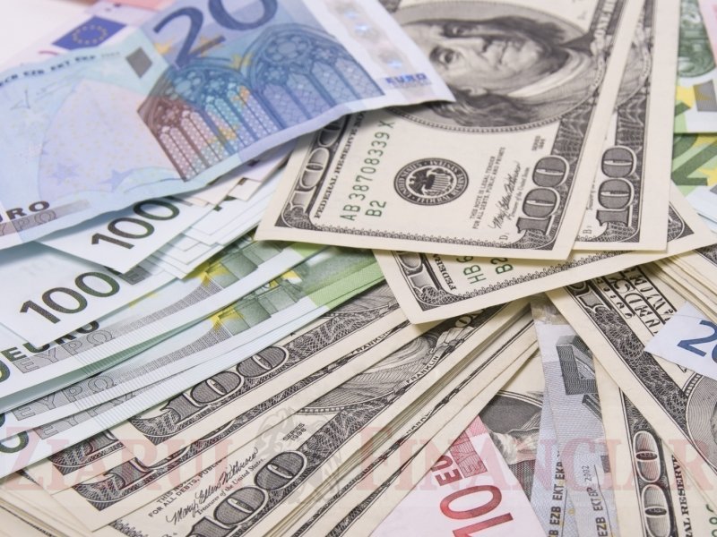 Euro a scăzut la minimul ultimilor 11 ani faţă de dolar după decizia BCE
