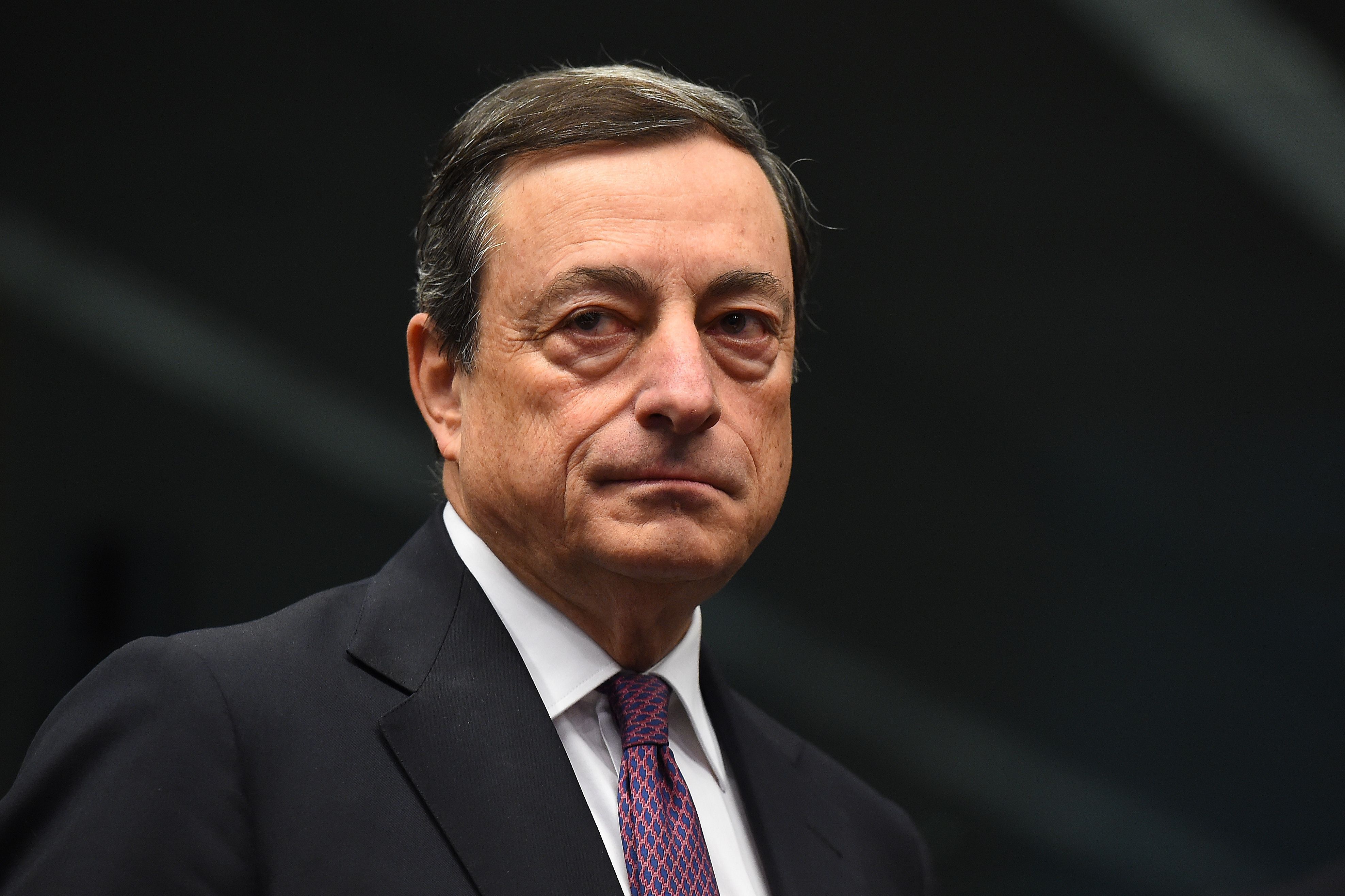 Cu maşini în flăcări pe străzile Frankfurtului, şeful BCE apără politicile de austeritate şi îndeamnă la unitate, la inaugurarea noului sediu 