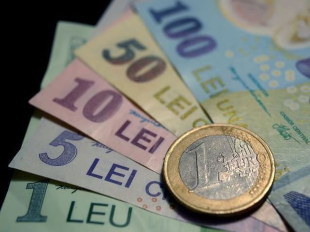 Leul câştigă teren, iar dobânzile revin la nivelul de...