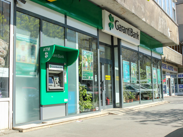 O firmă a BCR transportă numerarul pentru cele 300 de ATM-uri ale Garanti
