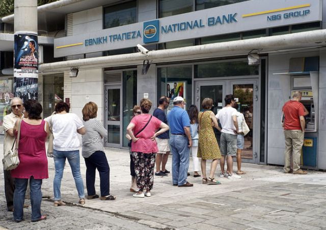 Grecia relaxează controalele de capital, în încercarea de a-i convinge pe greci să readucă din nou banii în bănci. În criza de anul trecut s-au retras din conturi peste 45 mld. euro