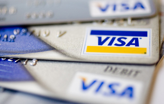 Visa: Românii plătesc tot mai mult cu cardul în vacanţele din străinătate, dar sumele sunt mici