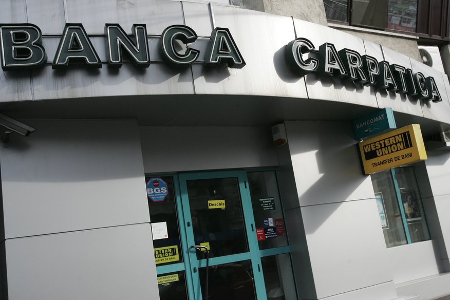 Banca Carpatica şi-a redus anul trecut pierderea la jumătate,dar au scăzut şi activele cu aproape 5%