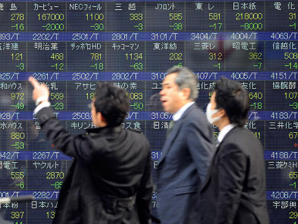 Yenul devine rapid moneda-refugiu pentru investitori. Banca Japoniei se adaptează din mers la efectele politicilor de relaxare monetară adoptate