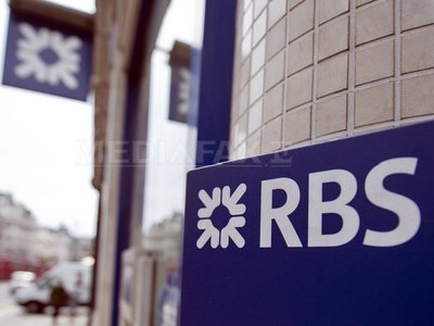 Băncile britanice anunţă pentru prima dată că ar putea taxa clienţii dacă îşi ţin banii la bancă în depozit