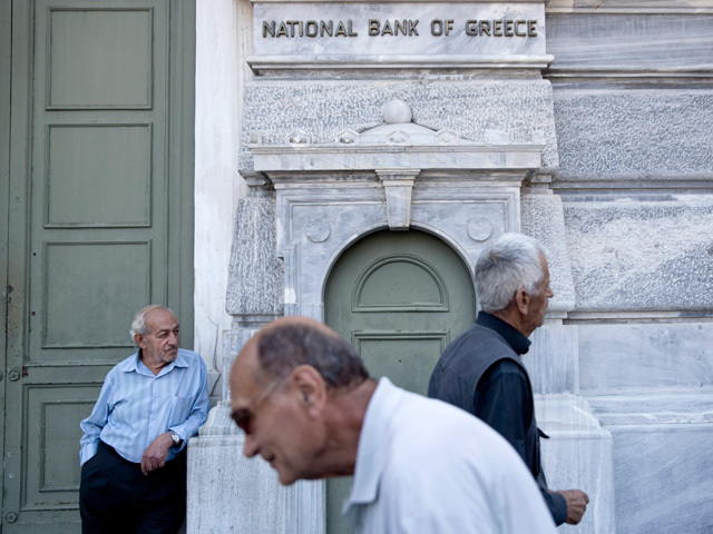 Grecia relaxează controalele de capital pentru a readuce banii în bănci