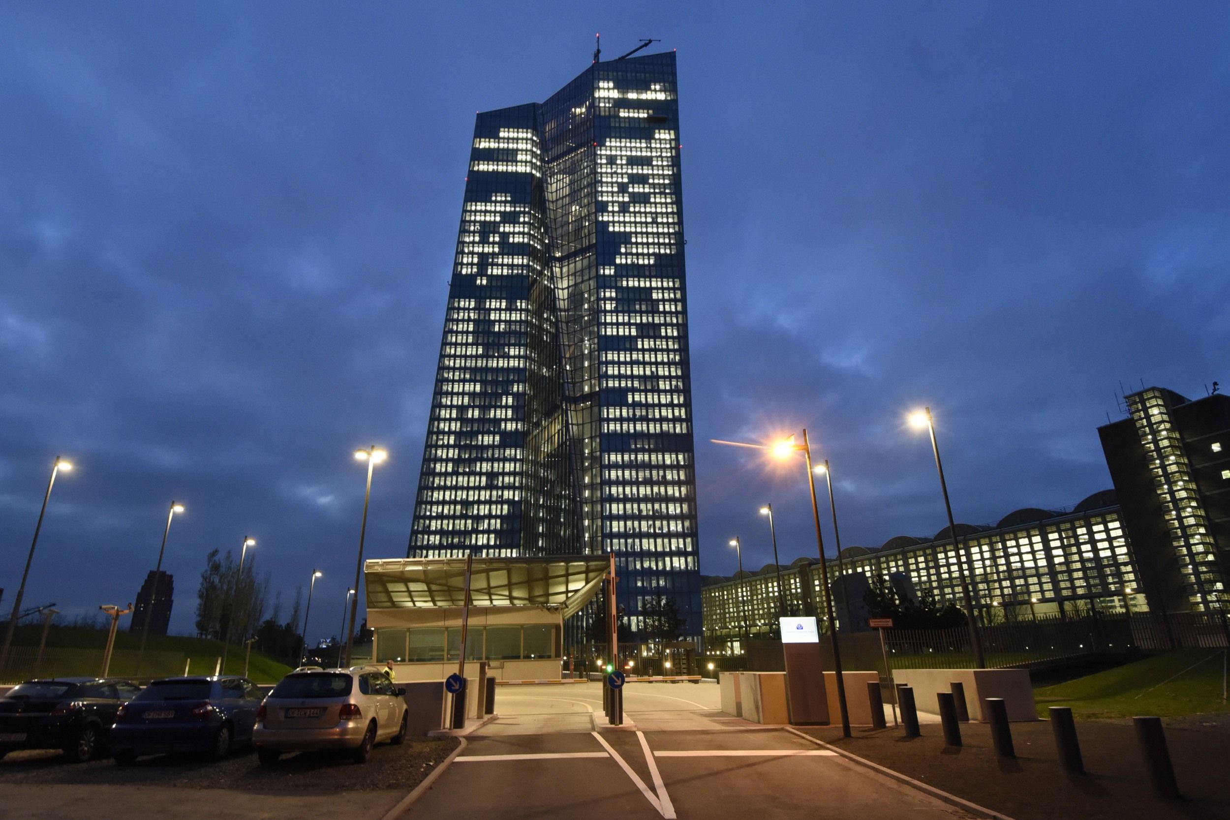 Începe scandalul în lumea bancară: Şeful supravegherii de la ECB se opune fuziunii Deutsche-Commerzbank