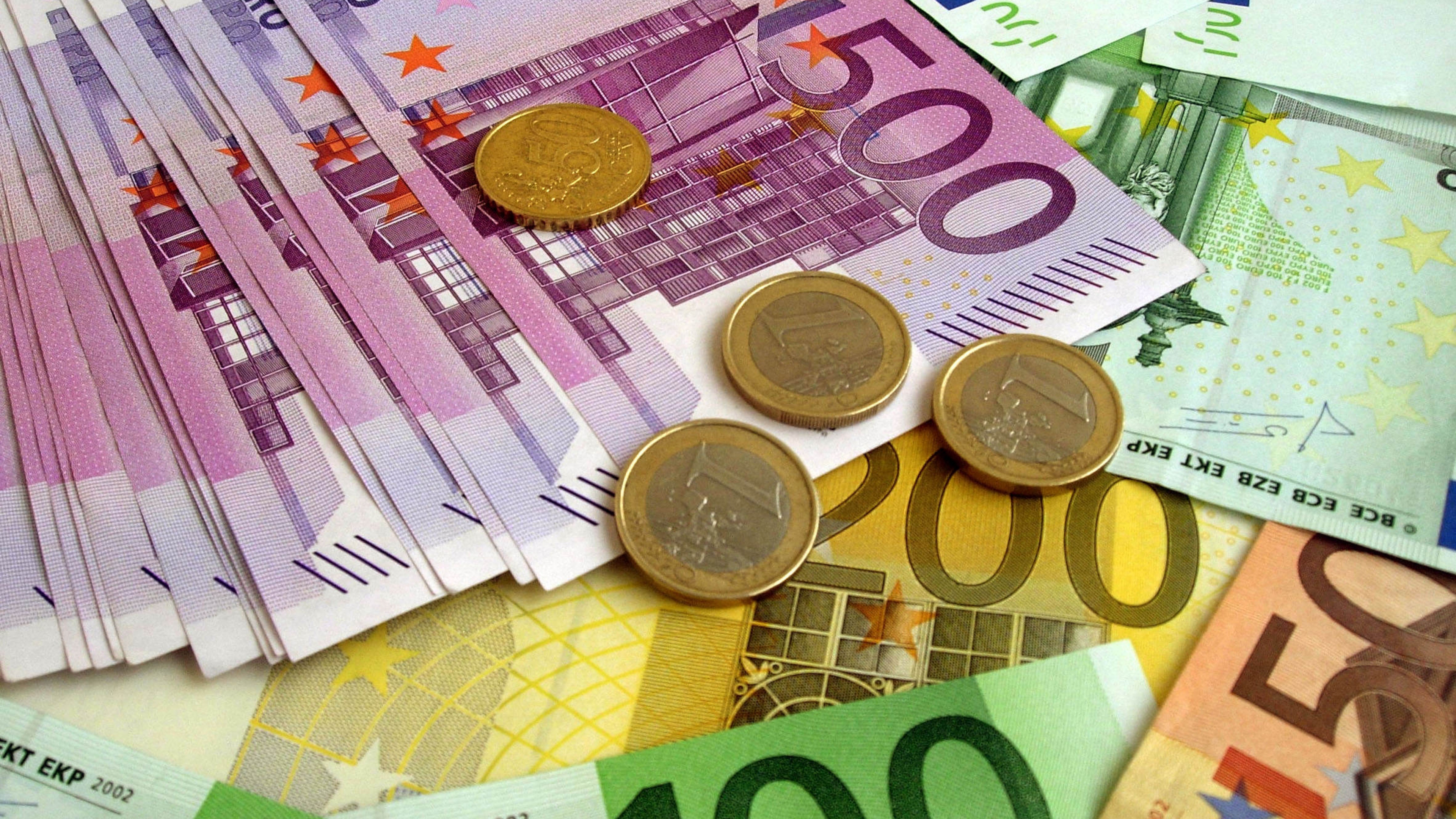 Piaţa valutară, la maximul ultimilor şapte ani: Jucătorii de pe piaţa valutară au derulat în anul 2019, în medie, tranzacţii zilnice de circa 1,64 mld. euro, peste nivelul din 2018, de aproape 1,54 mld. euro