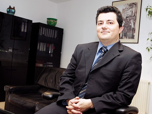 Florin Cîţu, ministrul finanţelor, vrea să facă schimbări la EximBank şi merge înainte cu intenţia de reducere a salariilor conducerii: Răzvan Bădălicescu, un fost bancher la Citibank, este propus să-i ia locul lui Vasile Secăreş la conducerea boardului