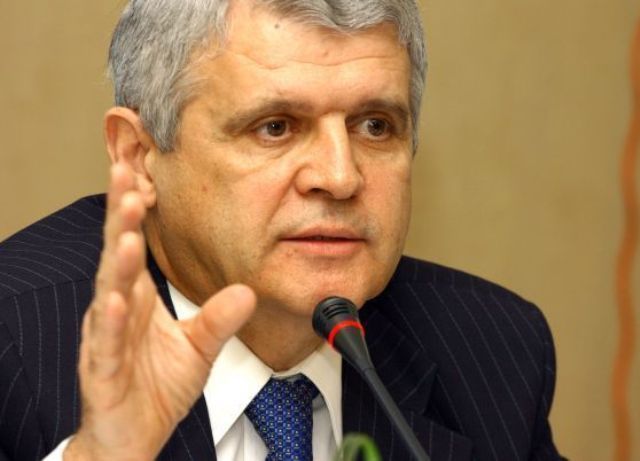 Nicolae Dănilă, fostul preşedinte al BCR, dezvăluie pentru prima dată momentele dramatice prin care a trecut Bancorex la finalul anilor ‘90, care dacă ar fi fost lichidată aşa cum voiau agenţiile internaţionale, ar fi declanşat o criză în lanţ cu efecte asupra României şi întregii economii