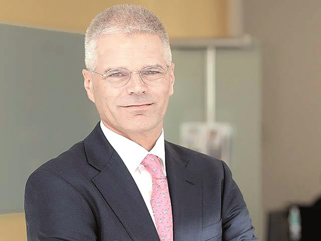 Henk Paardekoope, preşedintele executiv al First Bank, vine la ZF/First Bank „Cum putem folosi expertiza businessului american în România“. Care sunt sectoarele economice vizate de First Bank pentru creditare? Care sunt ofertele de finanţare?