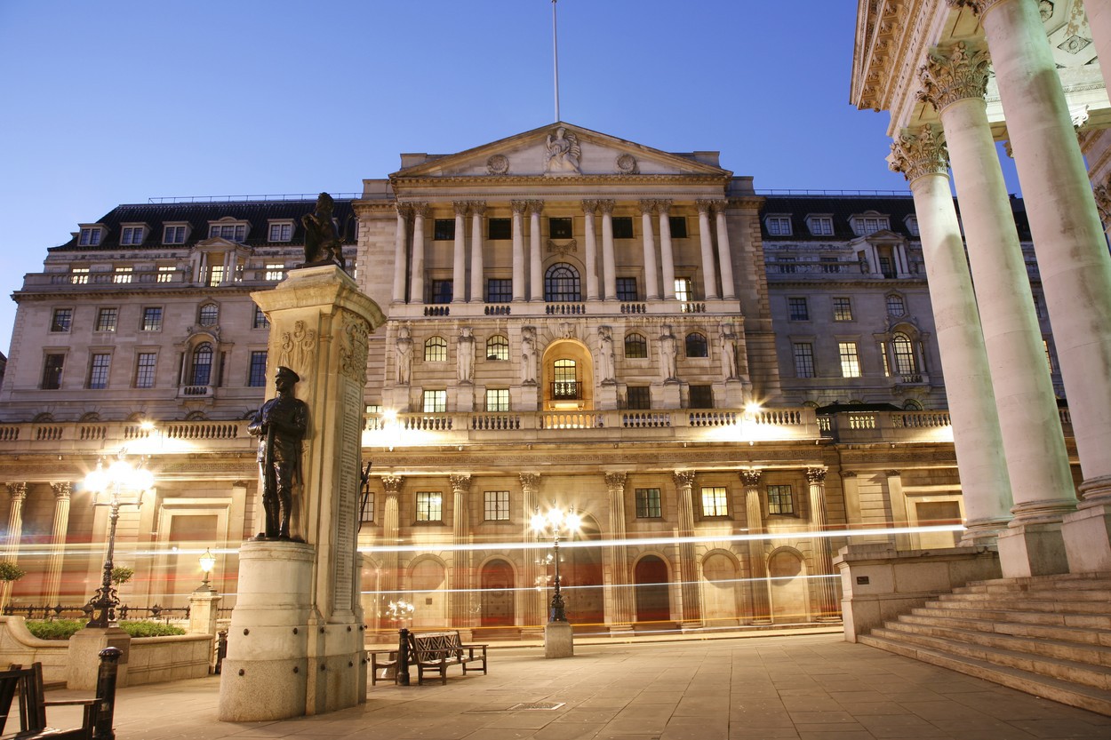 Banca Angliei a majorat dobânda de politică monetară cu 0,5%, cea mai mare creştere din 1995 încoace