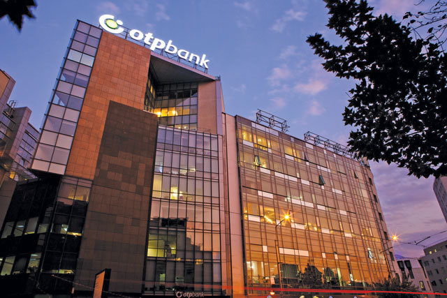 Grupul maghiar OTP i-a anunţat oficial pe directorii băncii că OTP Bank România este scoasă la vânzare: procesul ar dura câteva luni, iar dacă licitaţia se va încheia cu succes, tranzacţia se va închide într-un an. Ieşirea OTP Bank a atras interesul UniCredit, BCR/Erste, Băncii Transilvania, Alpha Bank, EximBank, iar la Viena se discută şi interesul Raiffeisen