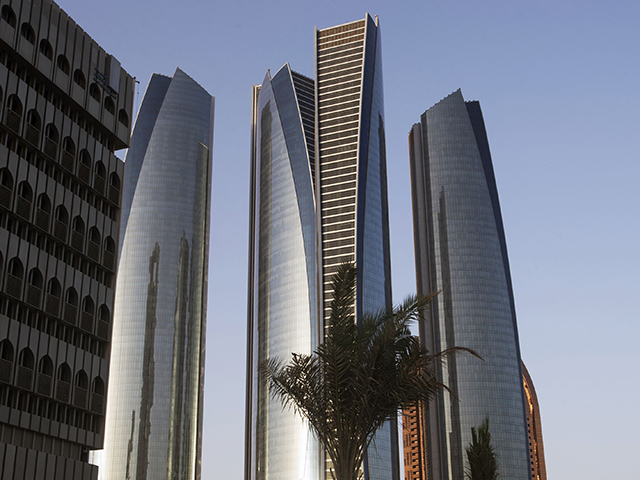 Ruşi, americani, chinezi, prieteni sau duşmani, nimeni nu rezistă tentaţiilor oazei financiare din Abu Dhabi