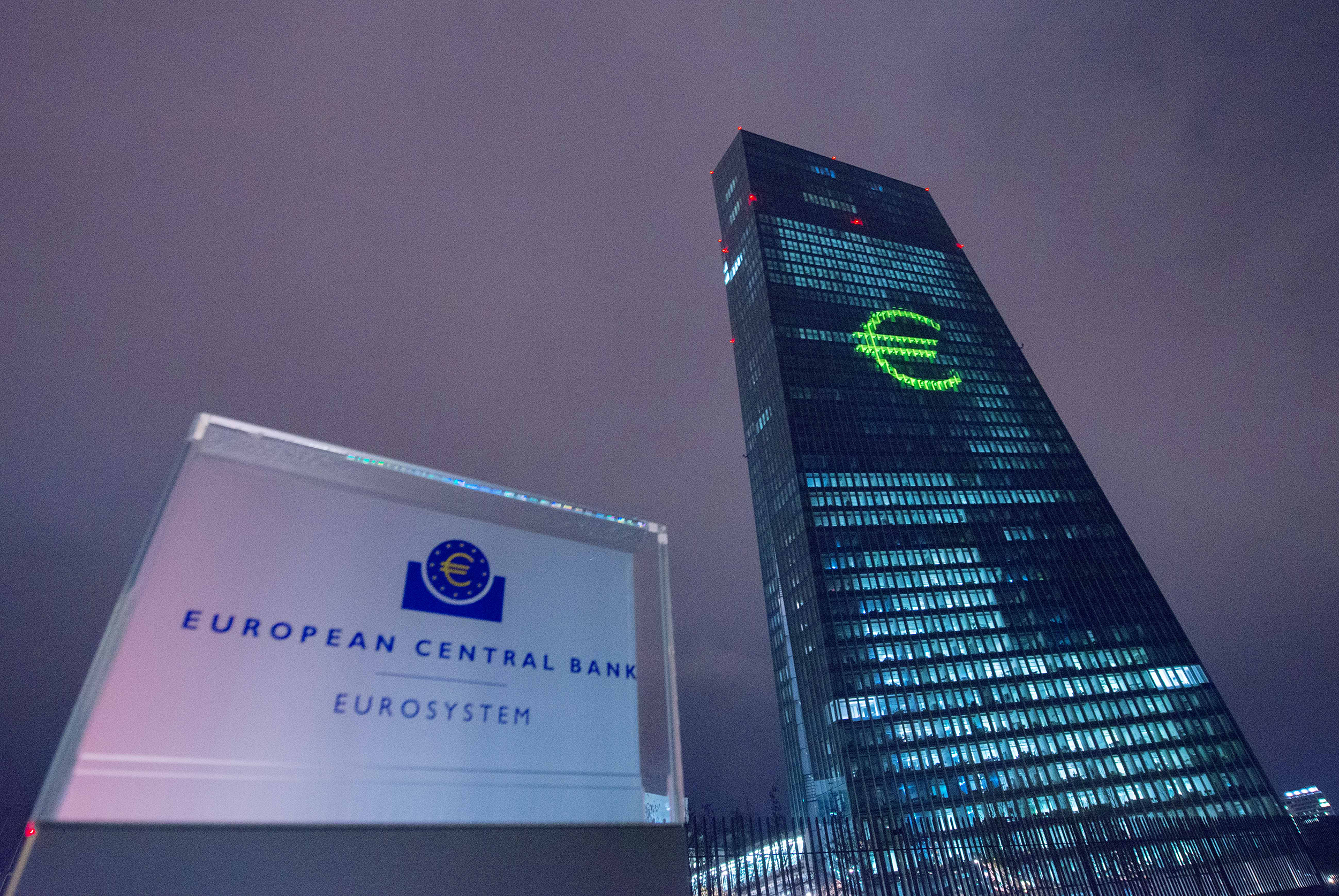 Oficial BCE: Banca se apropie de punctul unde poate stopa majorările de dobânzi