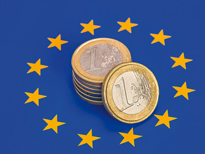 Euro îşi face încet loc într-o economie foarte eurosceptică