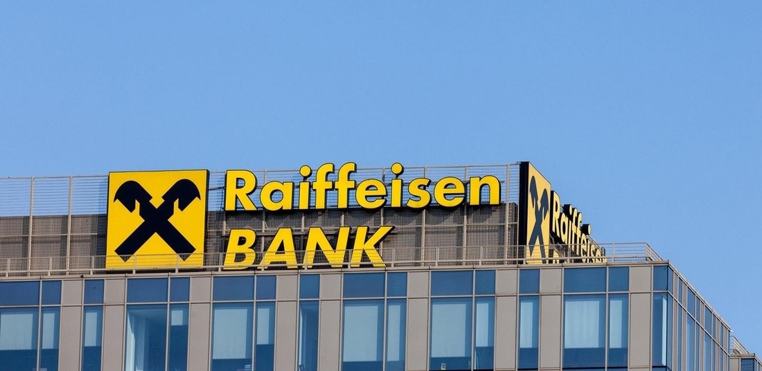 Reuters: Acţiunile Raiffeisen au fost lovite în plin, scăzând cu până la 15,4%, după ce s-a aflat că americanii se împotrivesc unei afaceri pe care austriecii ar fi făcut-o cu oligarul rus Deripaska, prin care vor să compenseze 1,5 mld. euro prinşi în Rusia. 