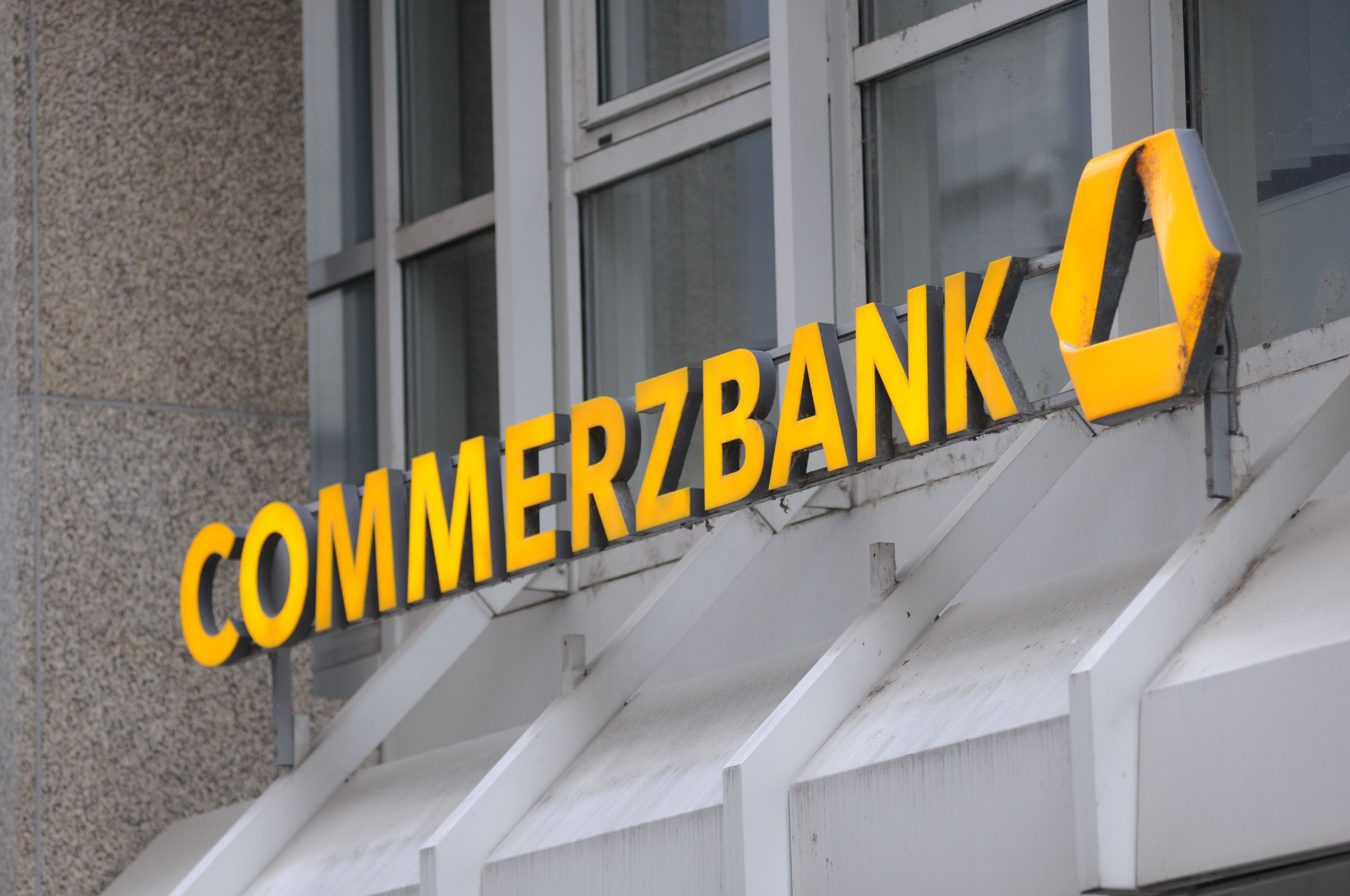 A început războiul pe piaţa bancară europeană:...