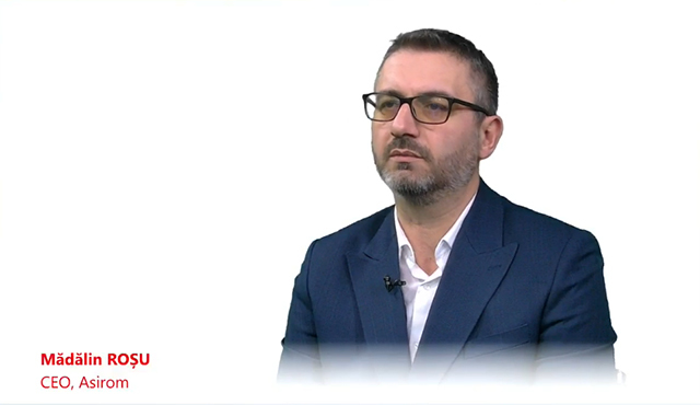 ZF Live. Mădălin Roşu, Asirom: Am văzut că există o tendinţă acum în piaţă să înlocuim partea umană cu AI sau cu alte tehnologii. Noi nu vrem să facem asta. Mergem în continuare pe ideea că o poliţă de asigurare este una care se vinde emoţional