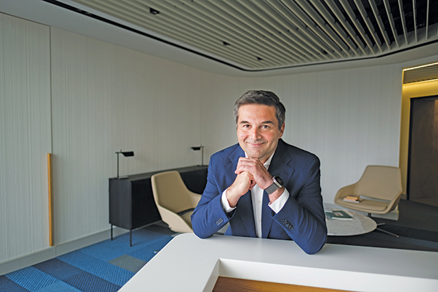 Bogdan Pleşuvescu, Director General Adjunct Legal, Banca...
