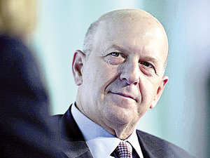 Goldman Sachs pregăteşte unul dintre cele mai mari bonusuri din istoria sa: peste 500 mil. dolari pentru top management, după ce acţiunile băncii au crescut puternic în ultimii ani. CEO-ul David Solomon ar urma să încaseze 100 mil. dolari