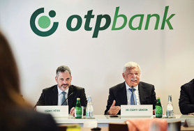 Cât de periculoasă este furtuna de pe piaţa datoriilor suverane pentru băncile europene. Indicele EURO STOXX Banks a scăzut cu peste 10% în ultima lună, iar în Ungaria acţiunile OTP Bank s-au prăbuşit cu aproape 20% în doar două săptămâni.