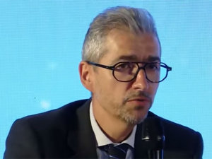 Banca Transilvania continuă în Grecia, în octombrie, programul de internaţionalizare pentru firme, alături de Endeavor. Tiberiu Moisă, BT: Noi de ani de zile îndemnăm firmele româneşti să se uite cu curaj pe pieţele externe, însă e diferit când mergem la modul propriu alături de ele