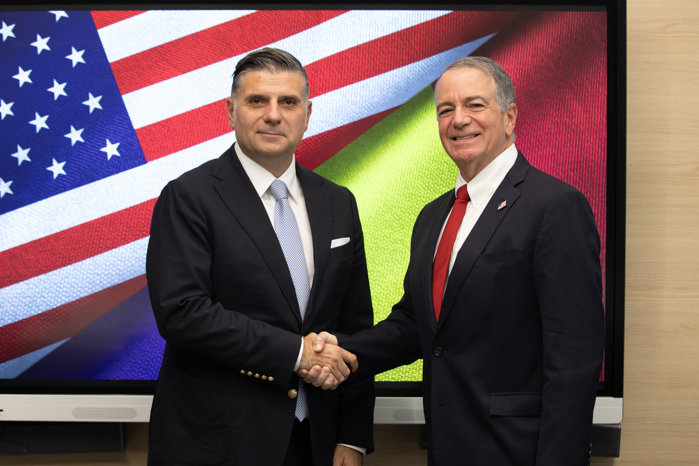 Alexandru Petrescu, preşedintele ASF, s-a întâlnit joi cu Darryl Nirenberg, ambasadorul SUA în România. Discuţiile au vizat consolidarea cooperării în domeniul financiar,  prevenirea şi combaterea spălării banilor şi dezvolarea pieţei de capital noi listări 